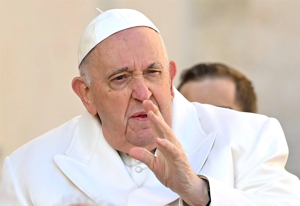 Paus Franciscus na drie nachten ontslagen uit ziekenhuis