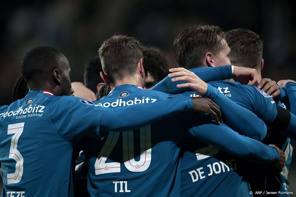 PSV laat NEC kansloos en houdt zicht op Champions League
