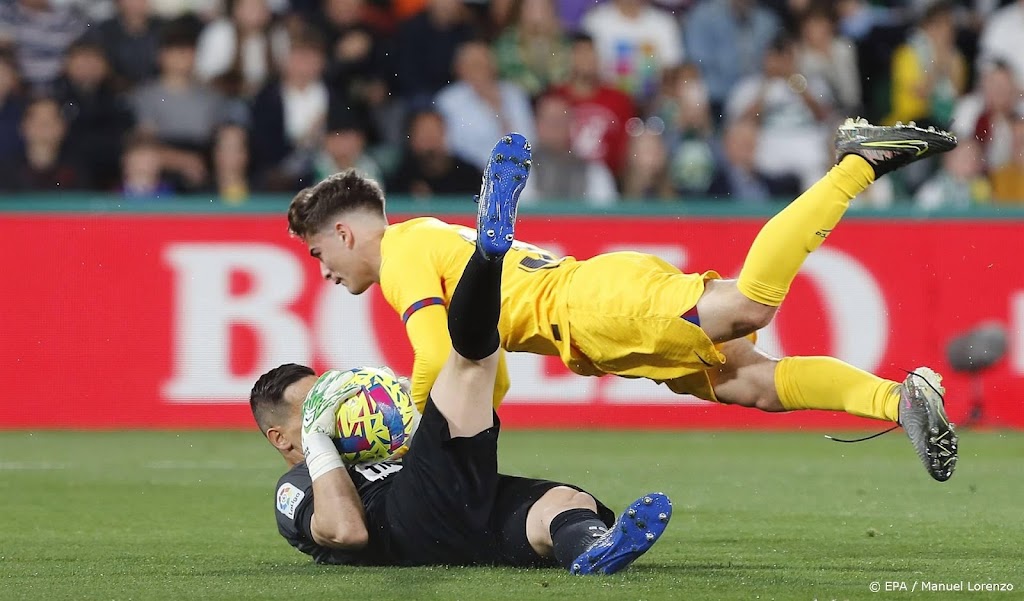 FC Barcelona wint simpel bij hekkensluiter Elche (0-4)