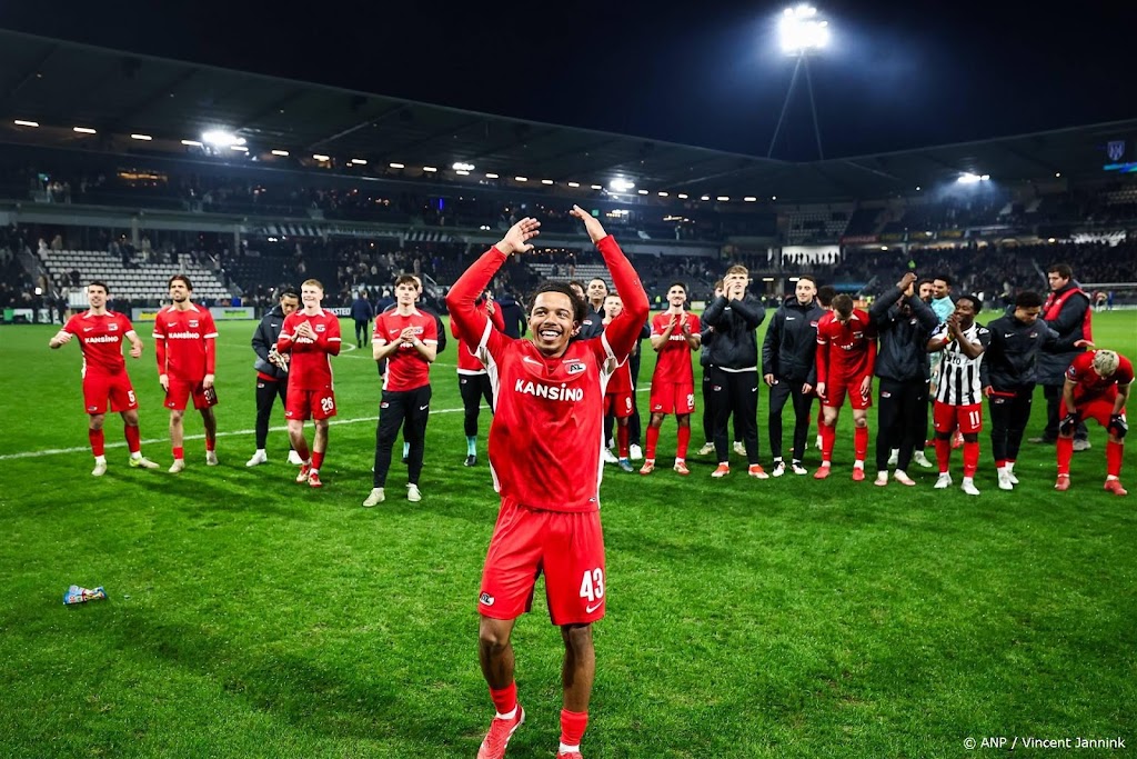 Dijkstra voor het eerst in basisploeg van AZ in Eredivisie  