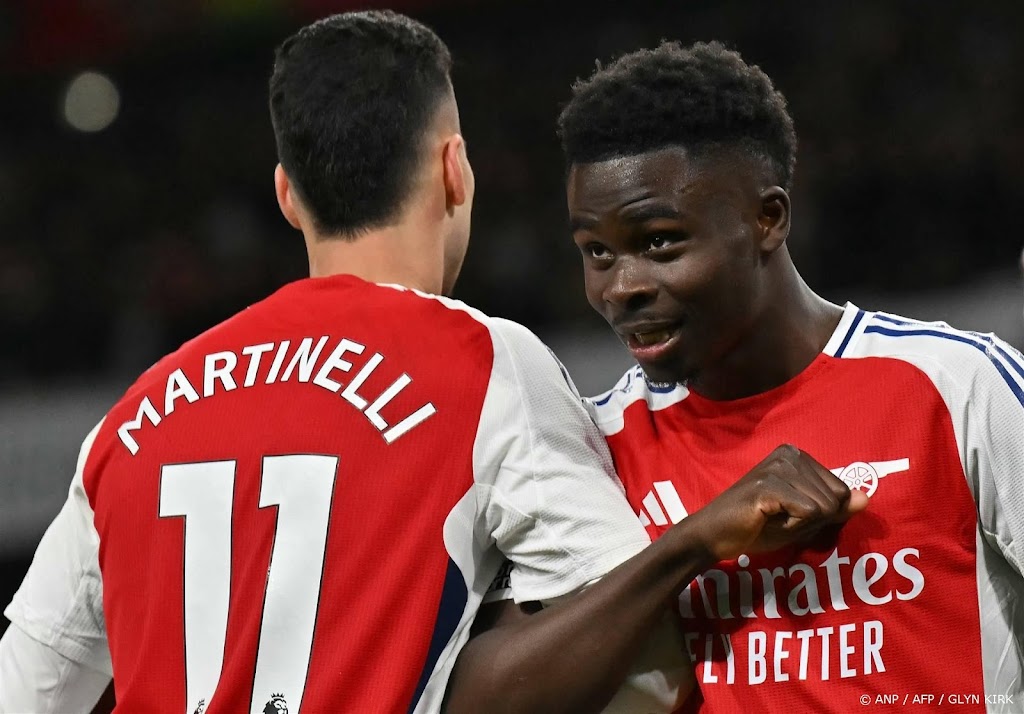 Invaller Saka scoort bij rentree voor winnend Arsenal
