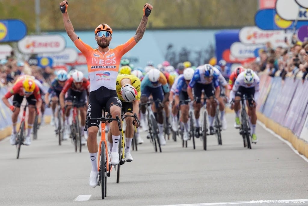 Ganna wint Dwars door Vlaanderen na late inhaalactie bij Van Aert