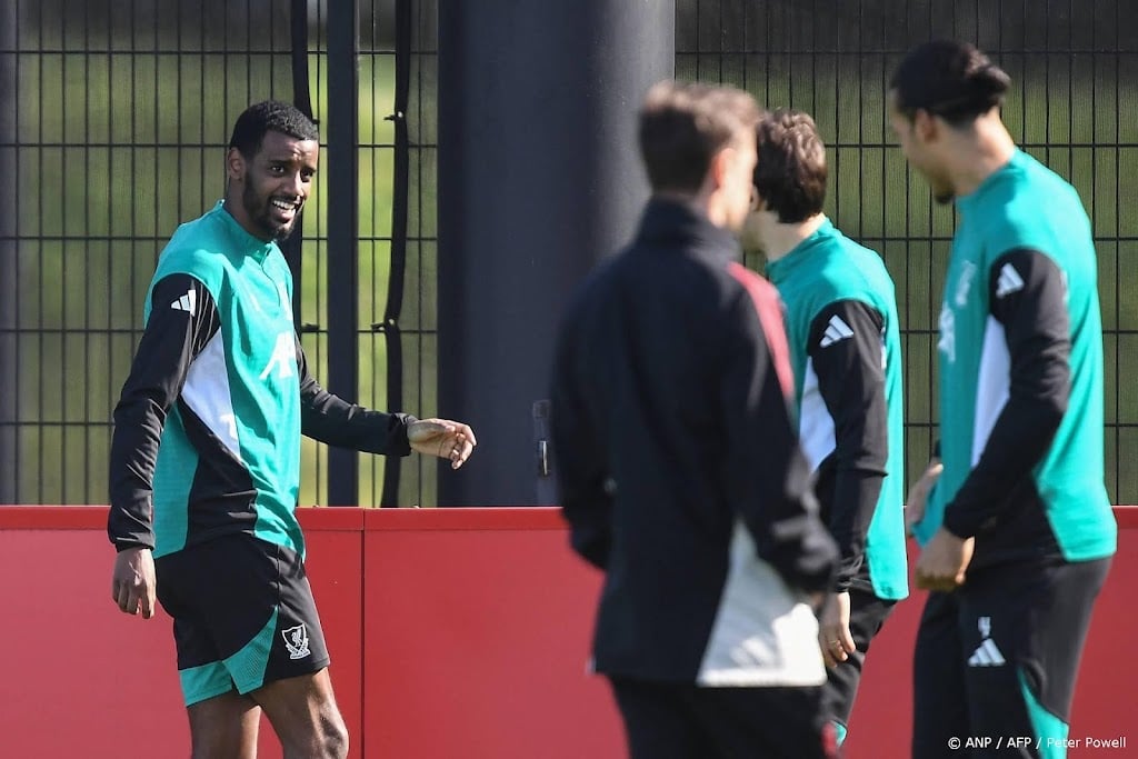 Aanvaller Isak sluit aan bij training Liverpool na kuitbeenbreuk