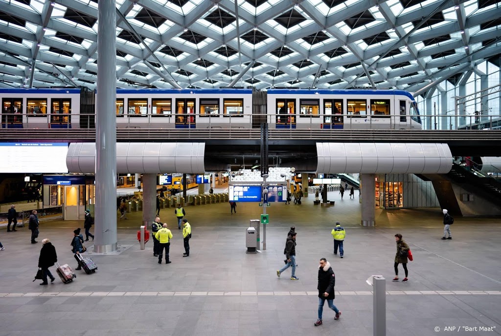 Geen herdenkingen, wel kransen op NS-stations