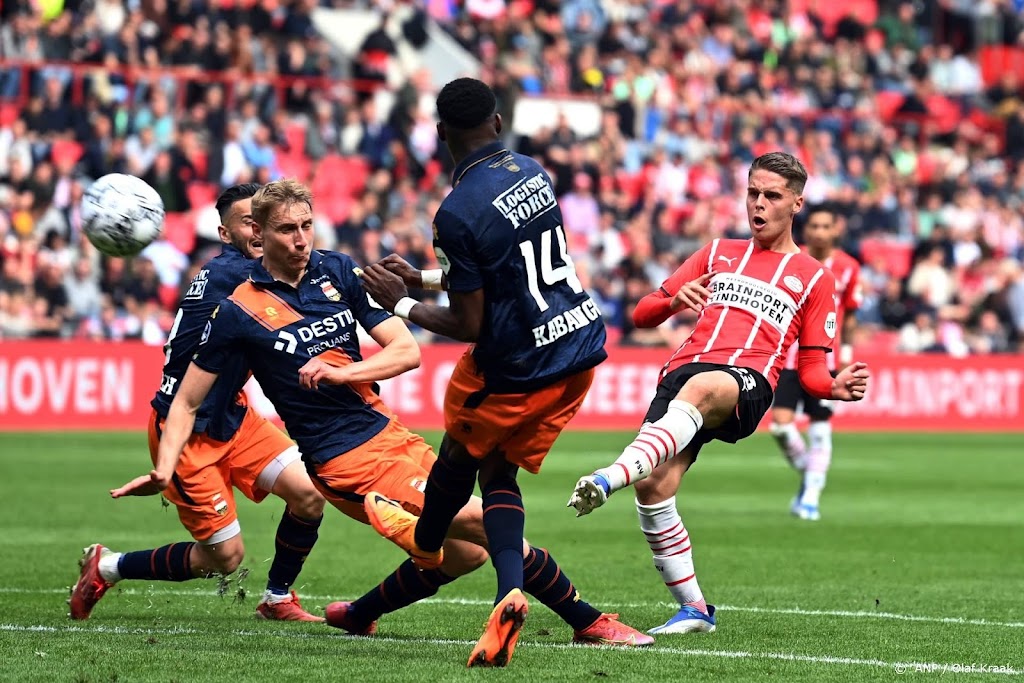 PSV na zege op Willem II (4-2) weer op 4 punten van Ajax