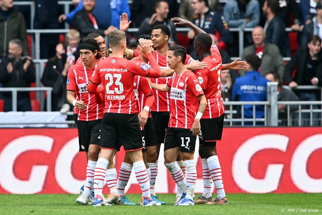 Gehavend PSV klopt Willem II (4-2) en houdt nog een beetje hoop