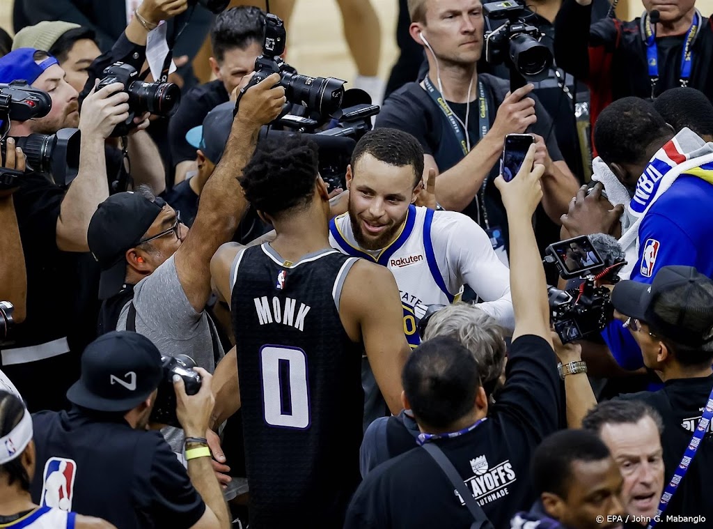 Curry leidt basketballers Warriors naar tweede ronde play-offs