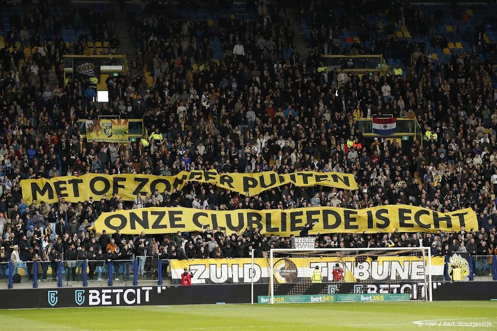 Vitesse start crowdfunding met trainer Van den Brom als gezicht