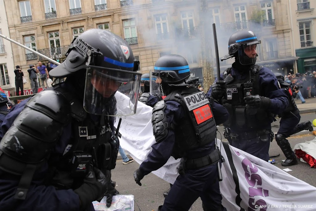 Gewonde agenten door explosief bij 1 mei-demonstratie in Parijs