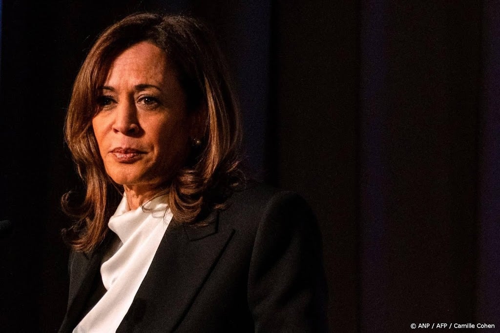 Kamala Harris bekritiseert Trump in eerste speech na verkiezingen