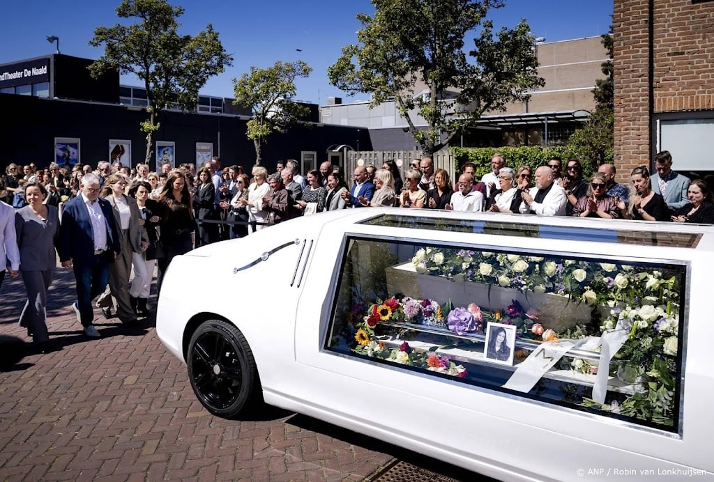 Duizenden mensen applaudisseren luid voor overleden Jade Kops
