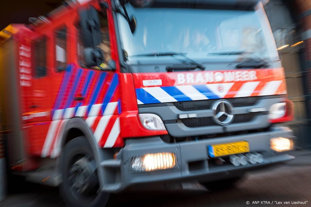 Vrachtwagen in brand naast tankstation in Hellevoetsluis