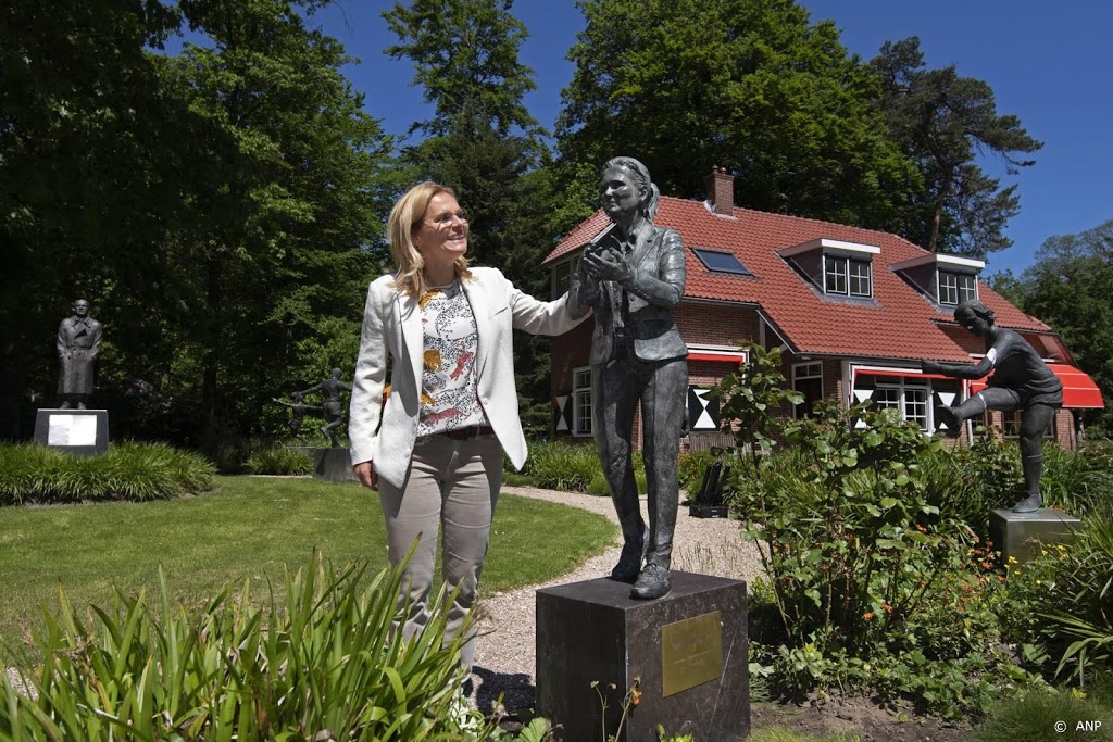 Wiegman onthult als eerste vrouw 'symbolisch' standbeeld bij KNVB
