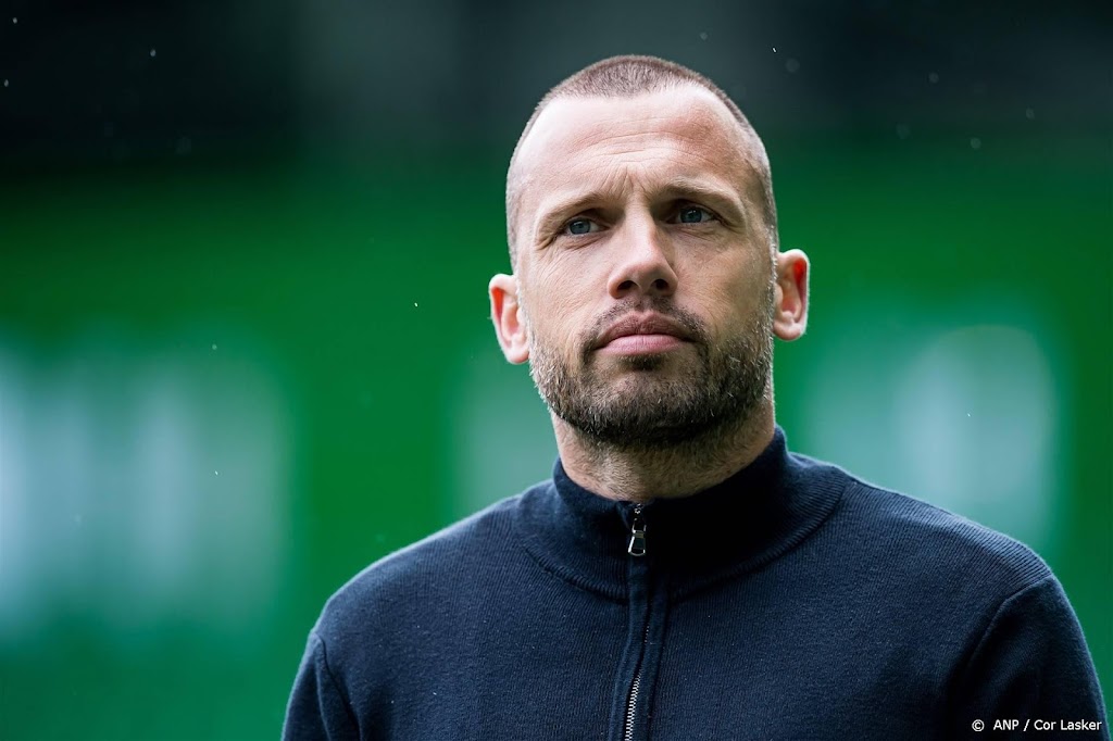 Heitinga moet stoppen als hoofdcoach bij Ajax