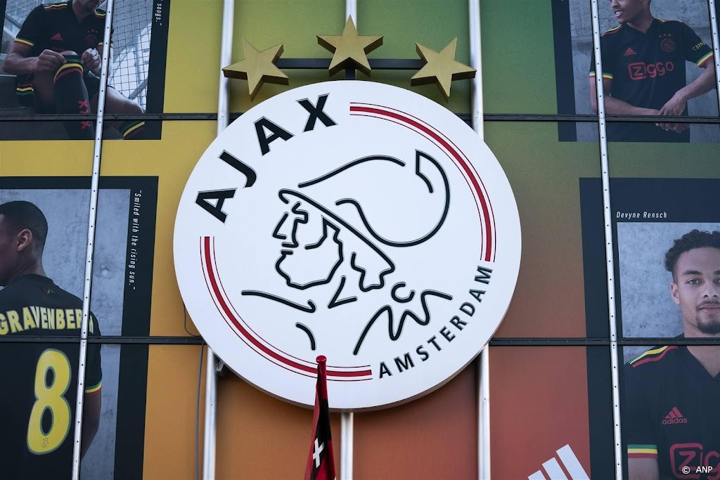 Ajax is op zoek naar een spits en centrale verdediger  
