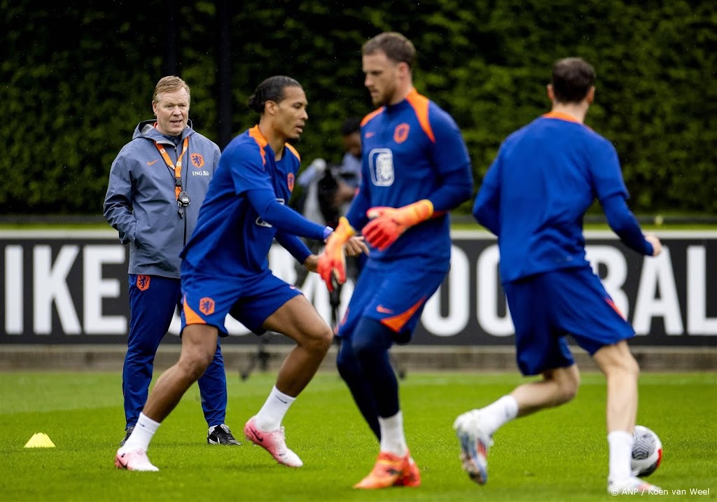 Oranje traint op weg naar EK voor 2000 fans in Zeist