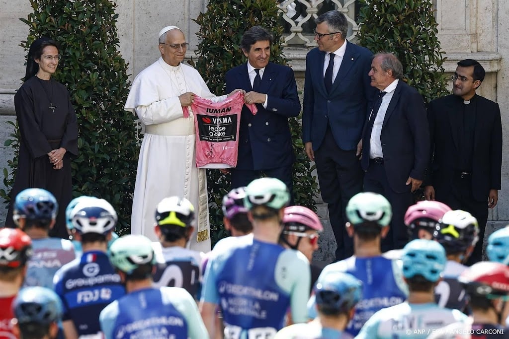 Renners in Giro ontvangen zegen van paus