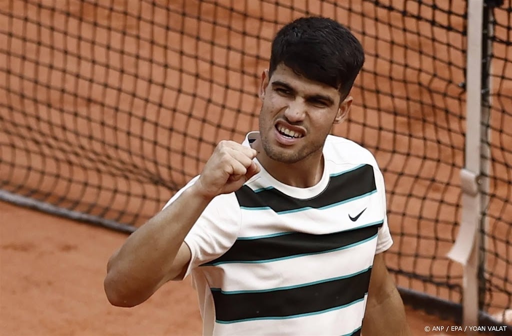 Alcaraz wint opnieuw in vier sets en bereikt kwartfinale