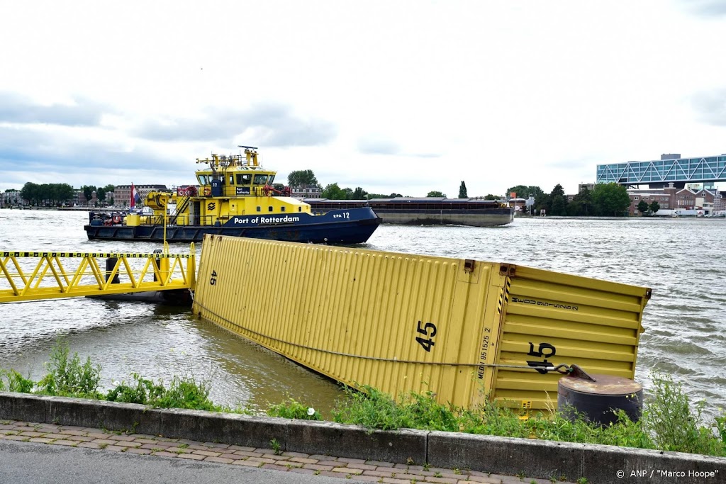 Schip botst tegen brug Rotterdam en verliest 3 containers