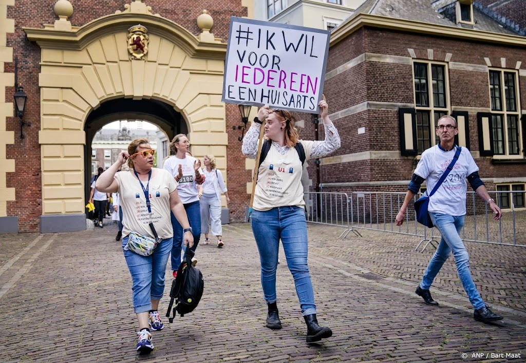 Politie stuurt demonstrerende huisartsen weg bij Binnenhof