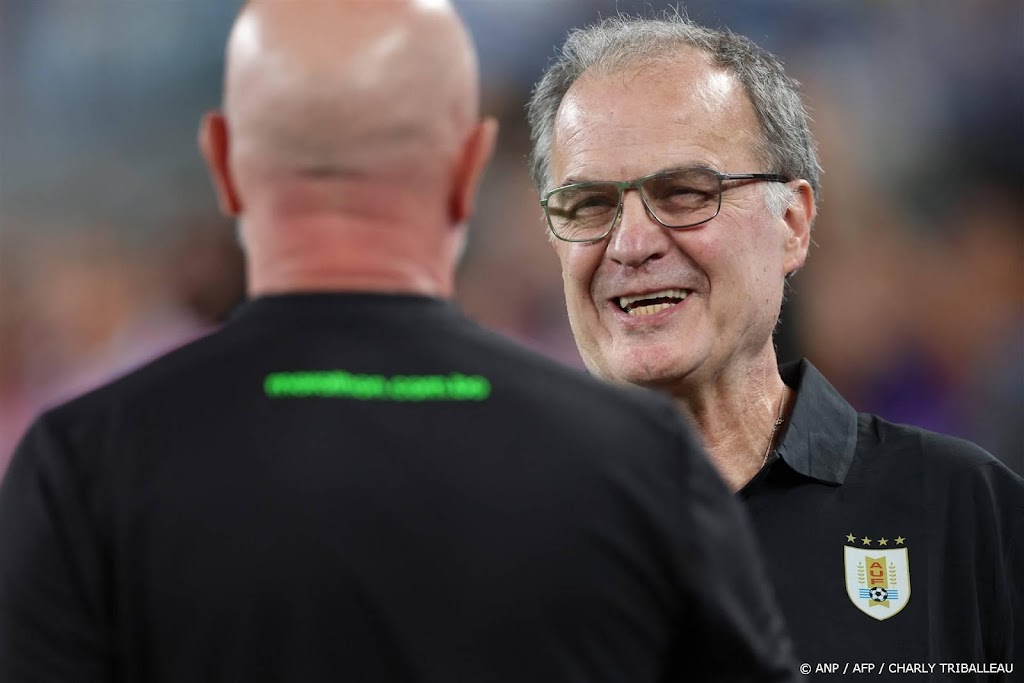 Ook Uruguay-coach Bielsa geschorst om te laat op veld verschijnen