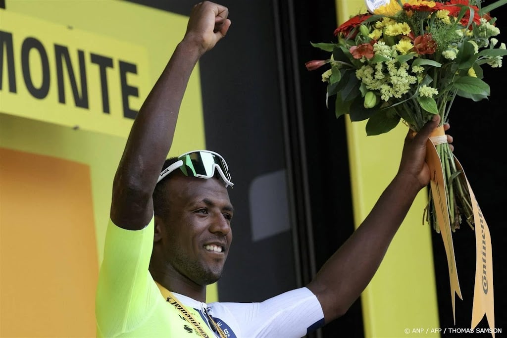 Wielrenner Girmay draagt ritzege in Tour op aan alle Afrikanen