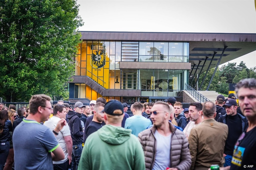 Supporters Vitesse houden hoop en komen massaal naar club