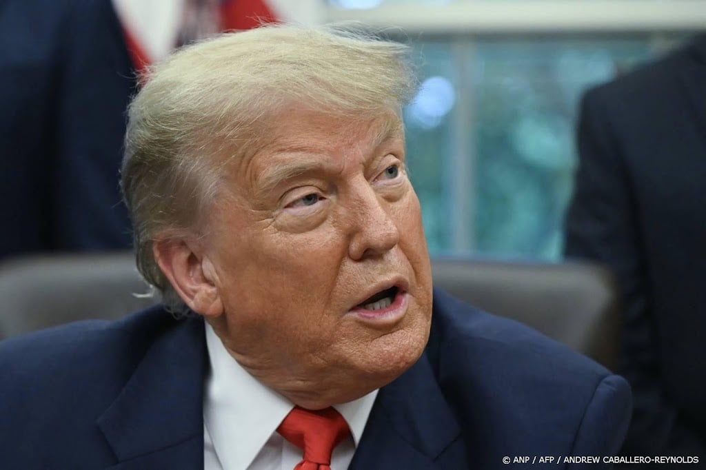 Trump promoot duur parfum met gouden beeldje van hem op de fles