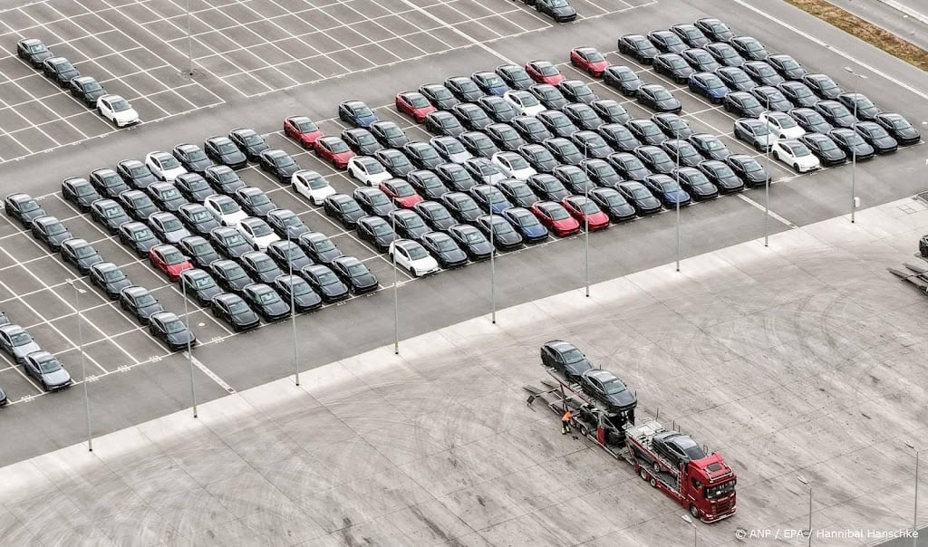 Minder nieuwe auto's verkocht, benzineauto op zijn retour