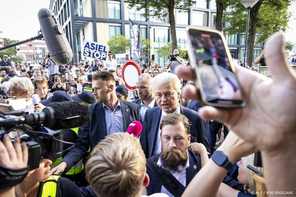 Wilders en Baudet bij protest tegen asielzoekers in Helmond