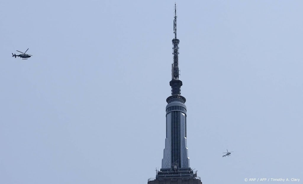 Klimmers hangen spandoek aan spits van Empire State Building