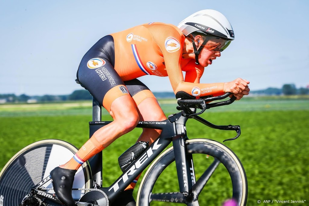 Van Dijk rijdt Strade Bianche op de racefiets van De Kort