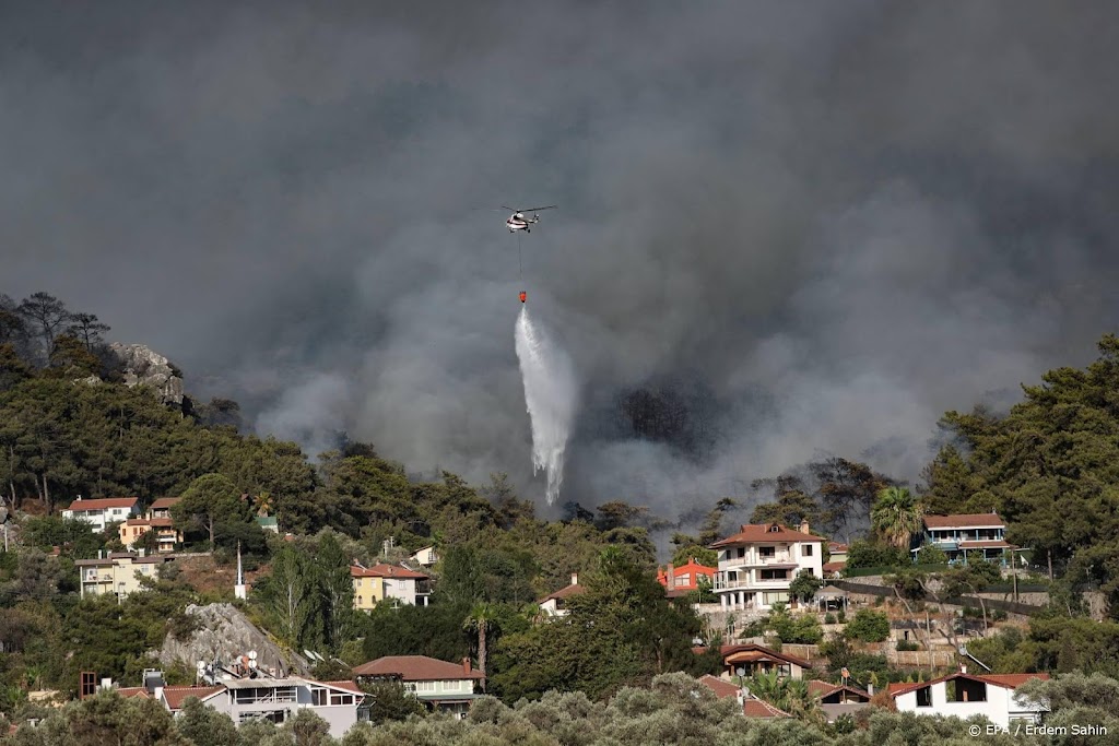 Verdere evacuaties en stijgend dodental bij bosbranden Turkije 
