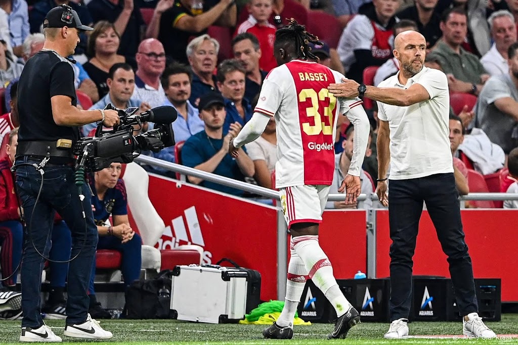 Ajax-aankoop Bassey voor twee wedstrijden geschorst na rode kaart