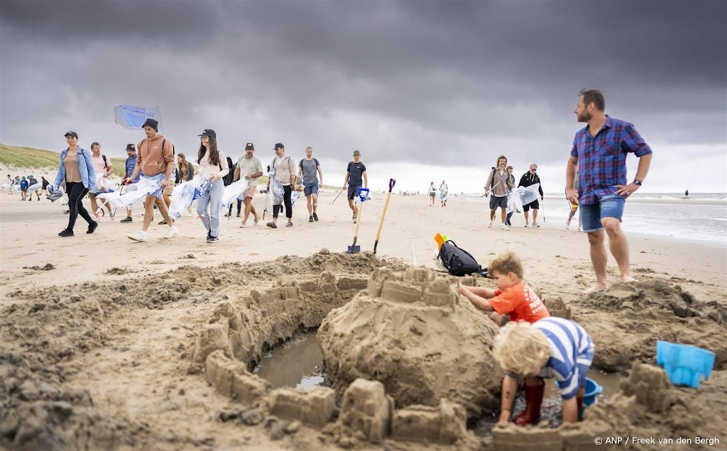 Vrijwilligers rapen voor elfde keer vuil van Nederlandse stranden