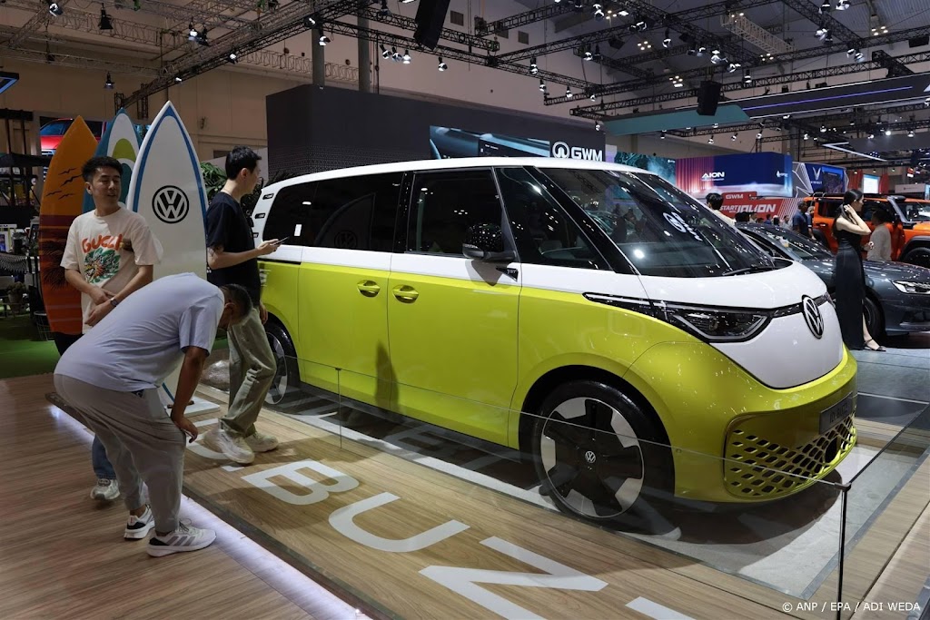 Volkswagen verkoopt minder auto's, blijft kosten besparen