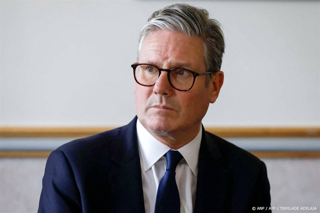 Premier Starmer praat met politie na nieuwe rellen in drie steden