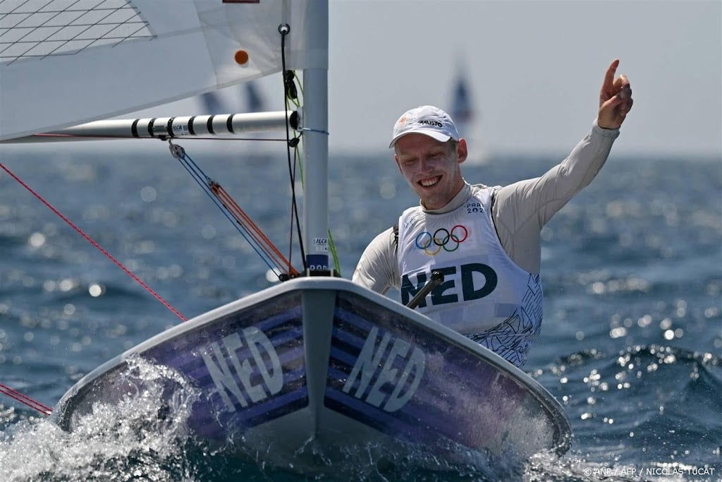 Debutant Bos maakt indruk met zege in eerste zeilrace Spelen