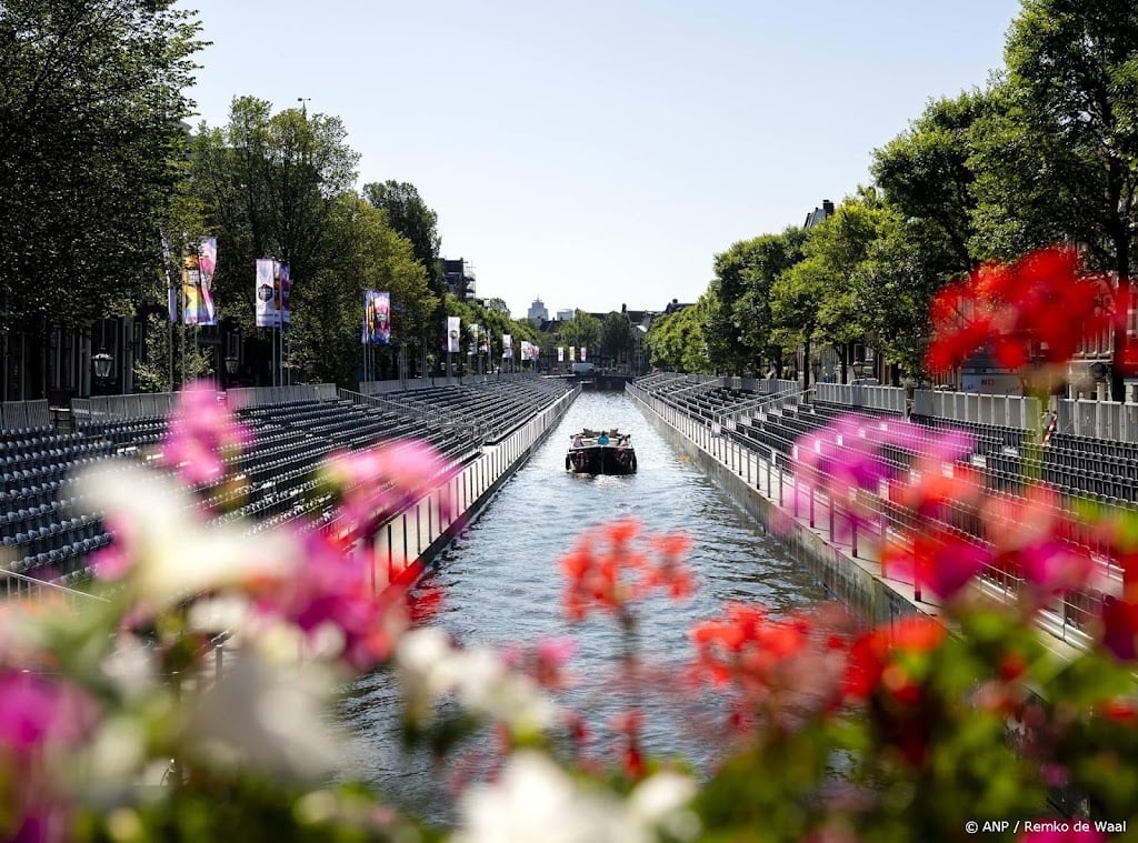 Premier Jetten bij opstapplek Canal Parade in Amsterdam
