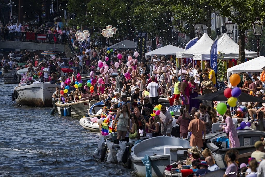 Veel mensen op kades langs route Canal Parade