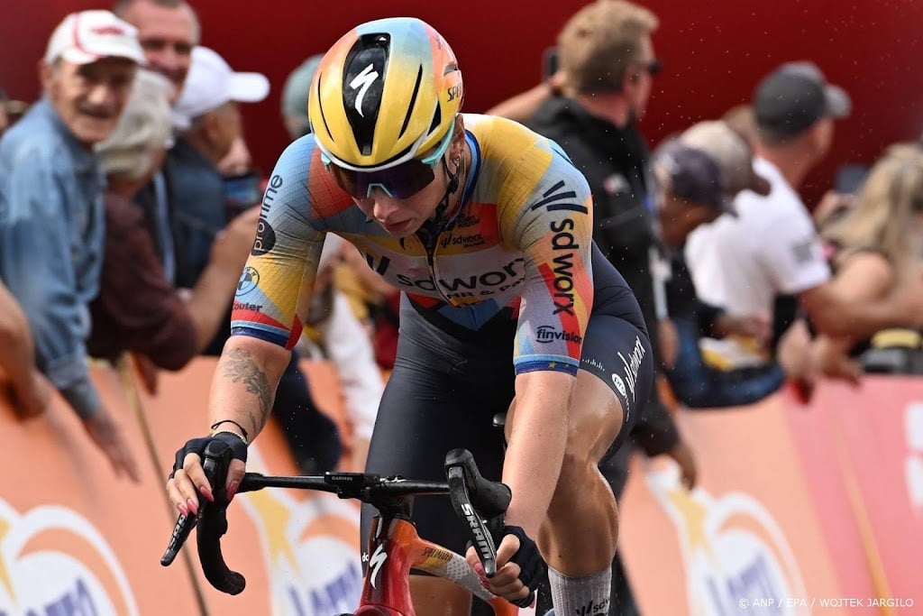 Wiebes wint openingsetappe en pakt geel in Tour de France Femmes