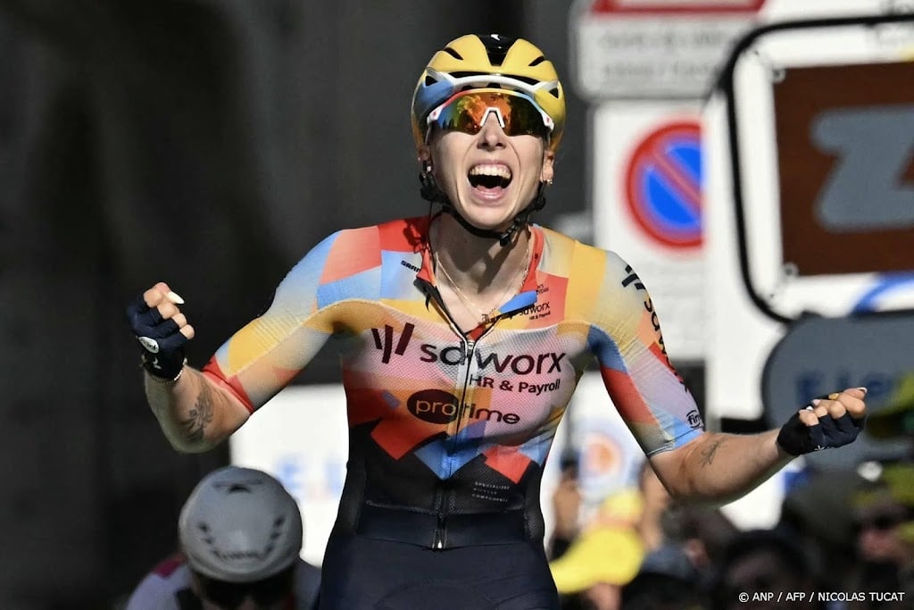 Wiebes net als in 2022 in gele trui na winst eerste Touretappe
