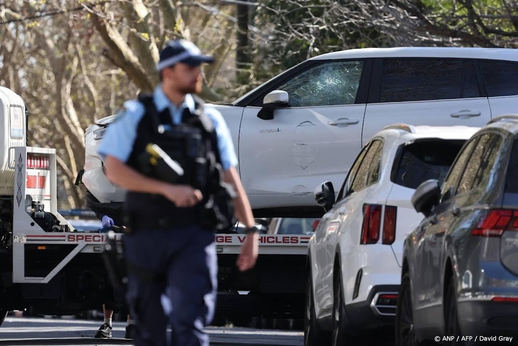 Auto rijdt Russisch consulaat in Sydney in