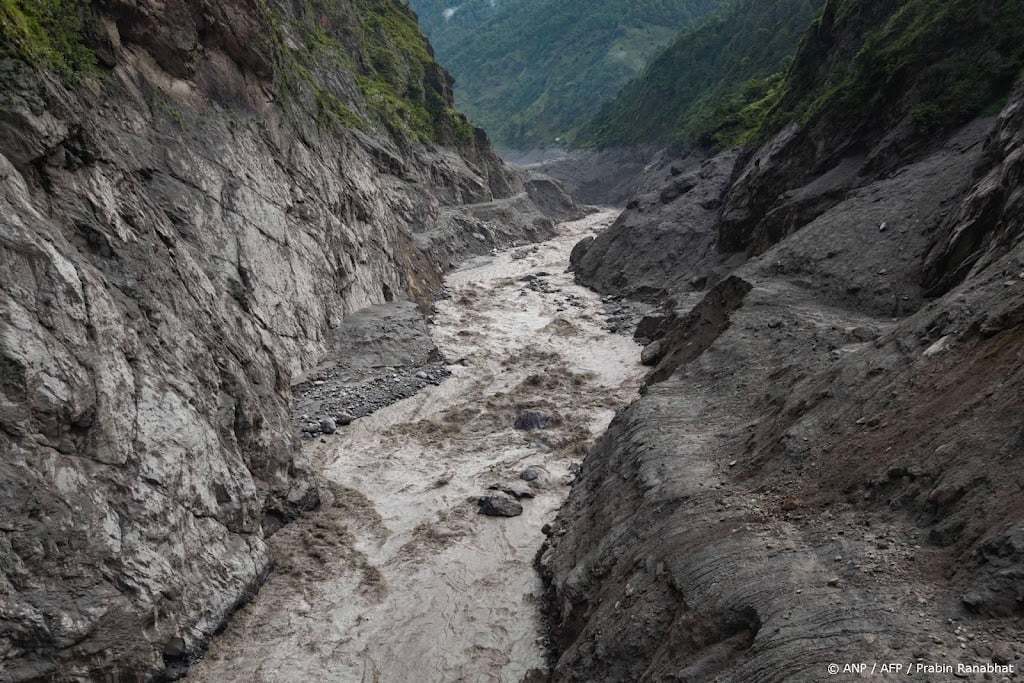 Dodental overstromingen Nepal en Tibet boven de 1000