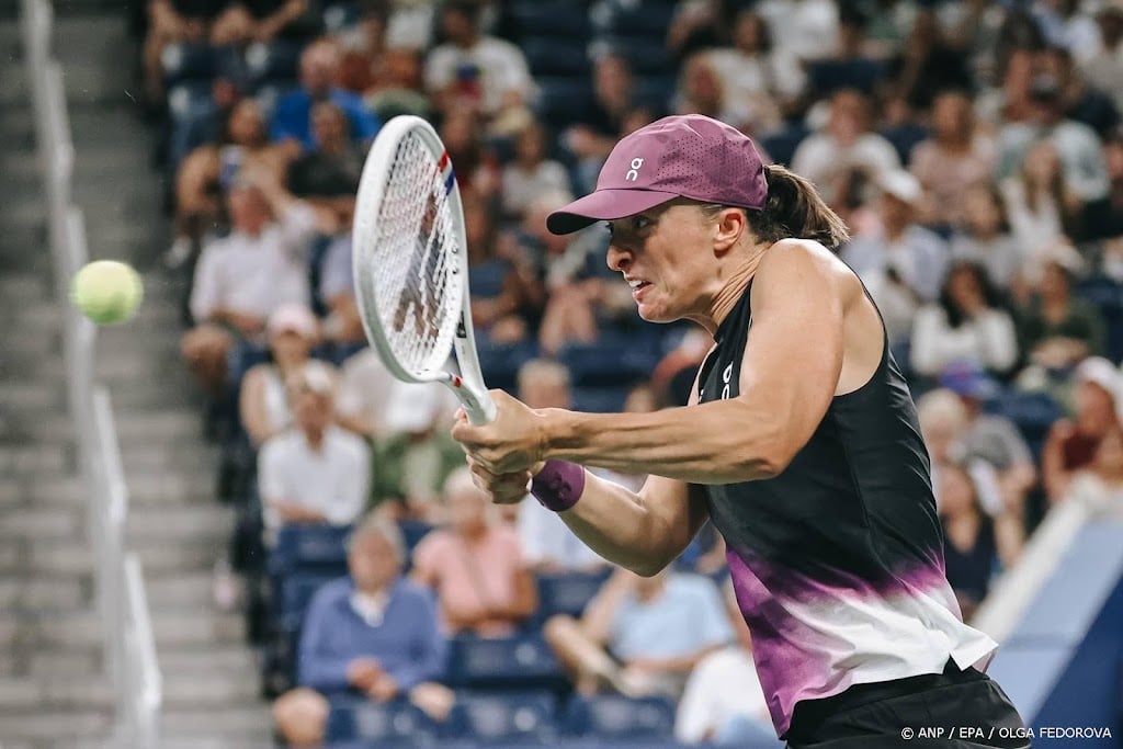 Oud-winnares Świątek begint overtuigend aan US Open