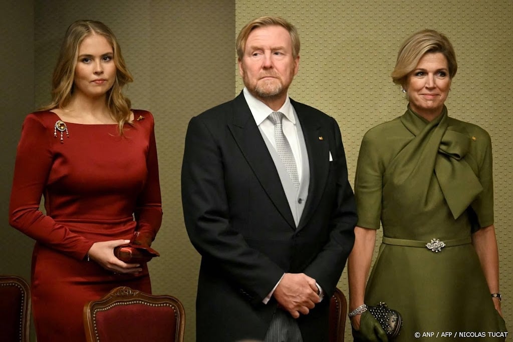 Koningspaar met prinsessen Beatrix en Amalia naar uitvaart Harald