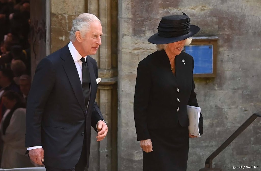 Eerste portret Brits koningspaar met prins en prinses van Wales