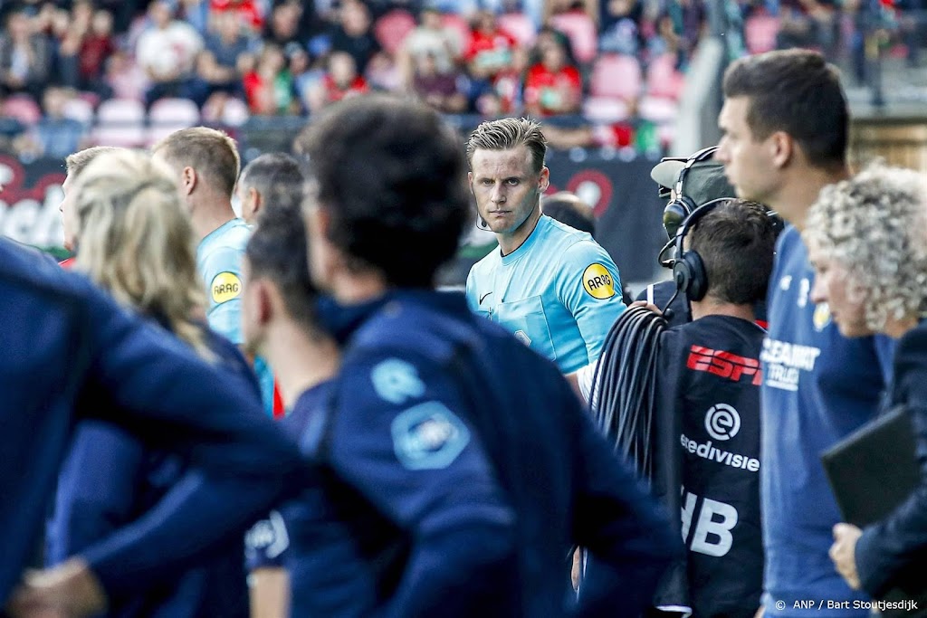 Duel tussen NEC en Vitesse tijdelijk gestaakt na flesje op veld