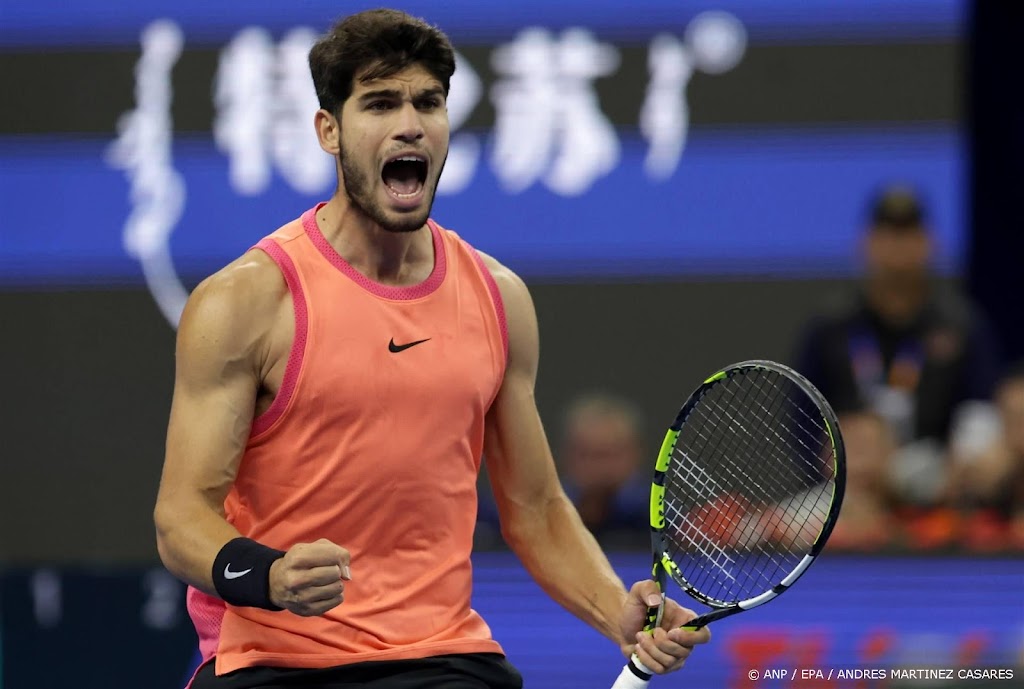 Alcaraz klopt in halve finales Beijing ook Medvedev in twee sets