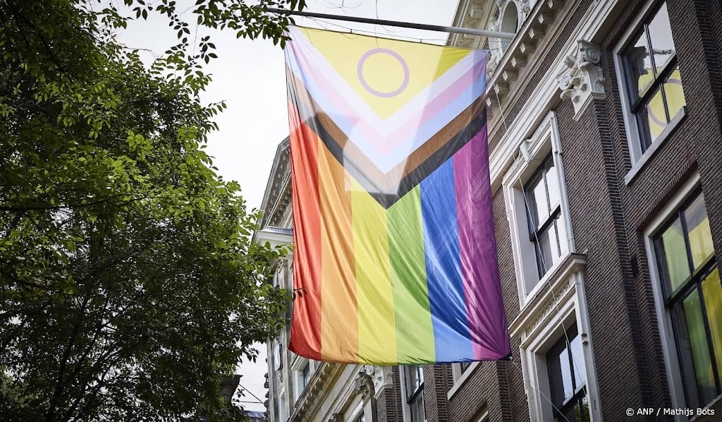 Gemeenten delen pride-vlaggen uit voor Paarse Vrijdag